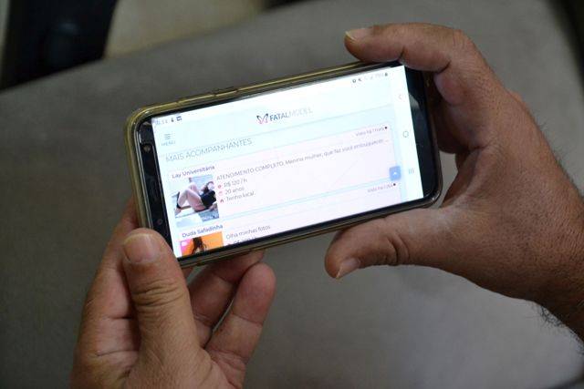 Através do celular, vilhenenses garantem comida, transporte e até sexo; profissional trans se anuncia em site