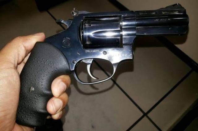 Ladrões arrombam casa de policial militar que estava viajando para tratamento de saúde e furtam arma