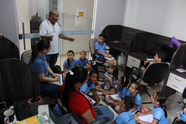 Crianças de escola pública visitam FOLHA DO SUL ON LINE para aprender sobre jornalismo e produção de reportagens