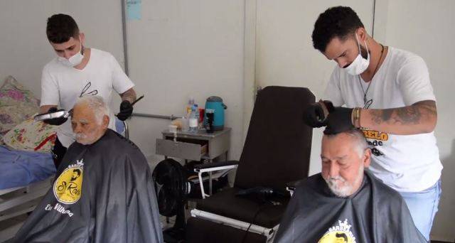ASSISTA VÍDEO: empresário comanda ação solidária e oferece cortes de barba e cabelo a pacientes do Hospital Regional