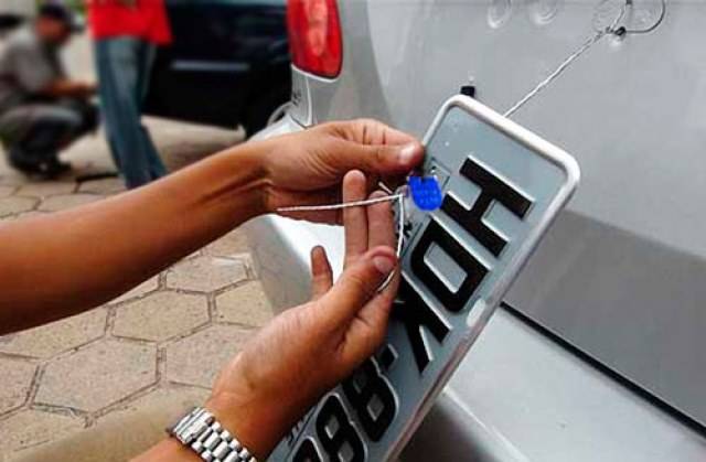 Rapaz de 26 anos arranca placas do veículo de dono de casa noturna no centro de Vilhena e acaba detido por populares