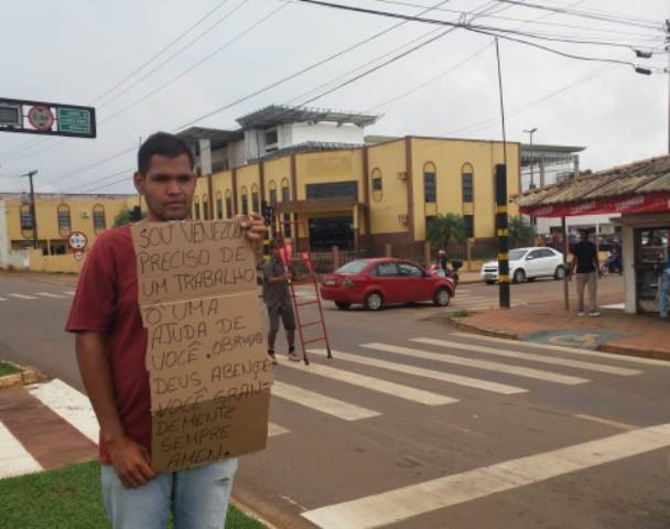 Usando cartazes, venezuelanos pedem empregos em Vilhena e dizem que país vive “ditadura” com Nicolás Maduro