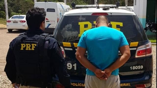 PRF prende caminhoneiro com mandado de prisão em aberto expedido 2ª Vara Criminal de Vilhena por estupro de vulnerável