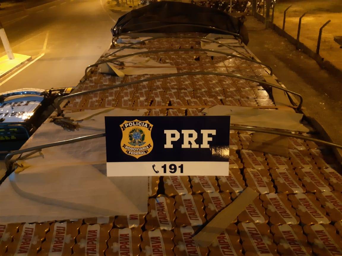 Entrando em Vilhena, caminhoneiro apresenta nota fiscal de milho, mas PRF descobre que carga era de cerveja