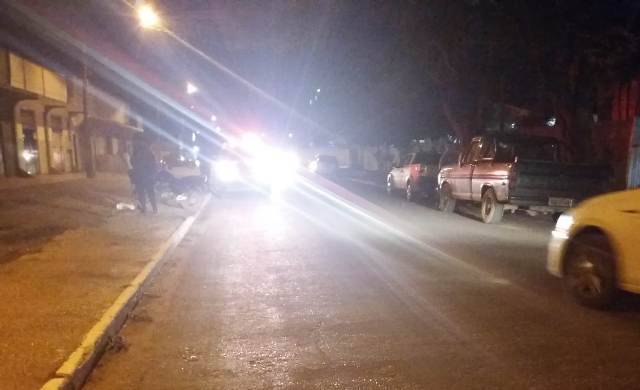 Motoqueira de 39 anos atinge picape estacionada, sofre queda e é socorrida pelo Corpo de Bombeiros