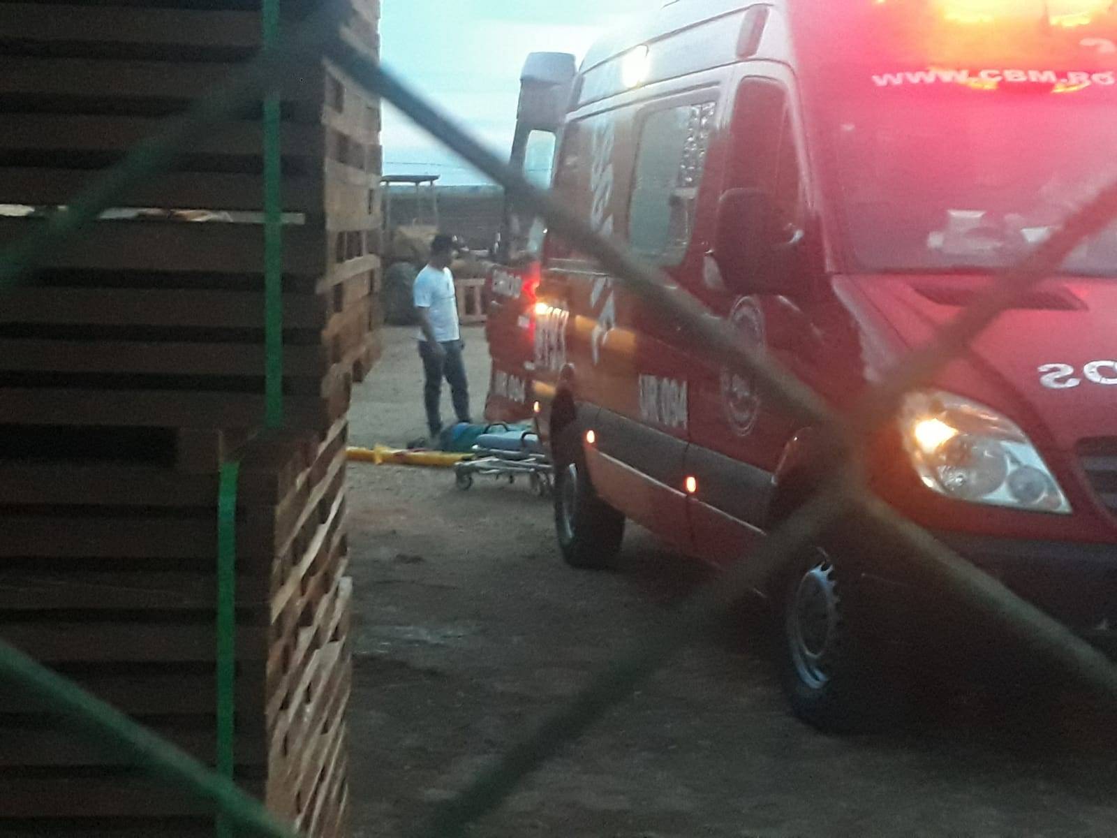 Após ser baleado em casa, motorista de 42 anos é perseguido, alvejado novamente e morre em pátio de madeireira