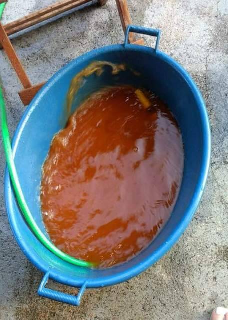 Água barrenta provoca transtornos e revolta população do 5º BEC; ex-vereadora denunciou problema em rede social