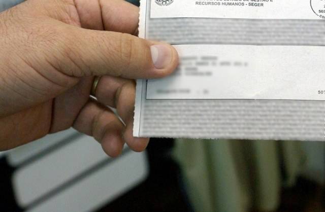 CRIME ELEITORAL: TERCEIRIZADOS RECEBEM MATERIAL DE CAMPANHA NO CONTRACHEQUE