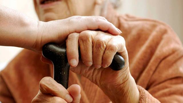 Mulher é denunciada por seduzir um idoso e coagir outro a fazer empréstimos bancários; uma das vítimas tem 89 anos