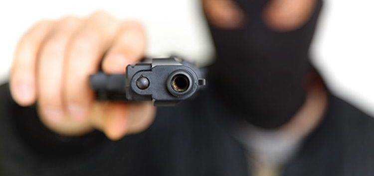 Homem de 40 anos reage a assalto contra a filha de 16, escapa de tiro e consegue tomar bicicleta usada no crime