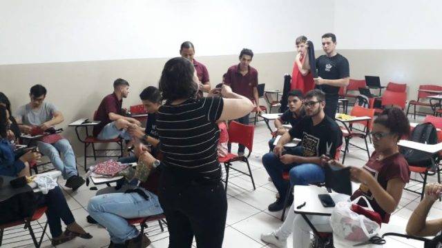 Acadêmicos de Direito confeccionam bonecas quilombolas em aula de Antropologia e relembram sofrimento de escravos