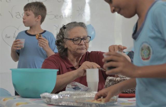Aos 66 anos, professora se despede e é homenageada por alunos em seu último dia de aula em escola rural