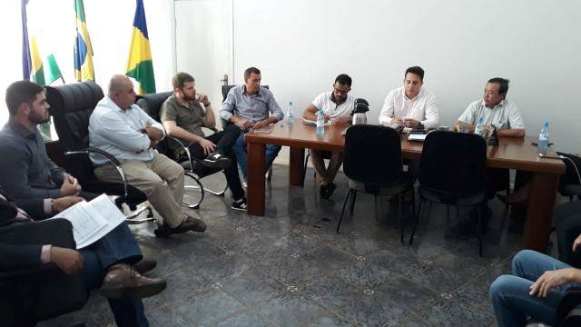 Diretor da Energisa se reúne com prefeito e vereadores, mas evita imprensa, para não responder “perguntas incômodas”