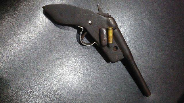 Bêbado, sem conseguir ir para casa e ameaçando pessoas com arma artesanal em bar, homem de 49 anos é preso