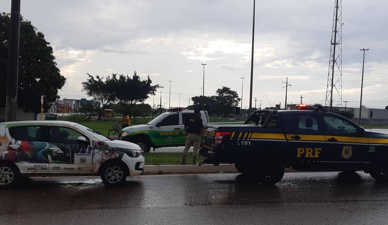 Embriagado, rapaz de 26 anos se envolve em acidente, tenta escapar da polícia e despenca de moto em ribanceira