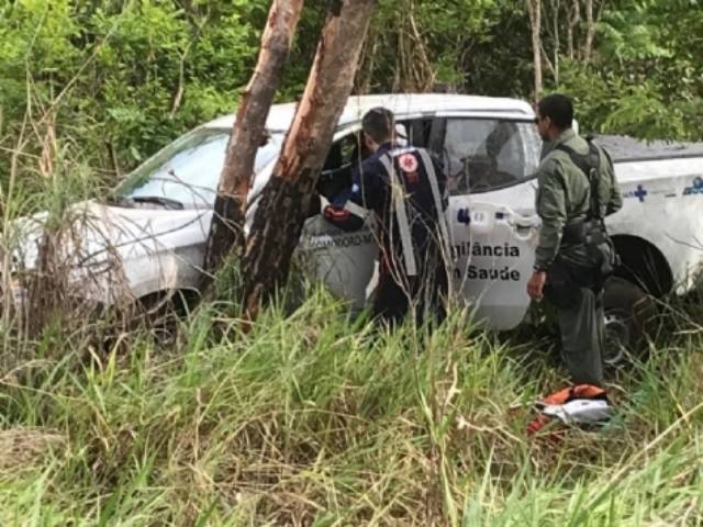 Secretário de Saúde de cidade vizinha fica em estado grave após picape bater em árvore; esposa também se feriu