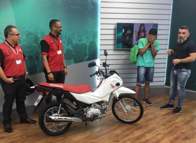 Resultado do deboche: entregador humilhado ganha moto zero e miss preconceituosa perde o título no MT