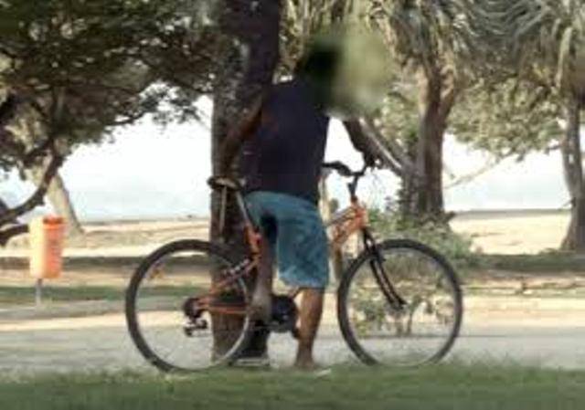 Armado com punhal, homem de 28 anos é detido por populares após furtar bicicleta e tentar fugir