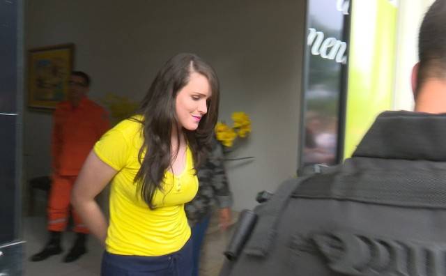 Babá que matou namorado durante ato sexual se casa, vai passar por novo exame psiquiátrico e pode ir para regime semiaberto
