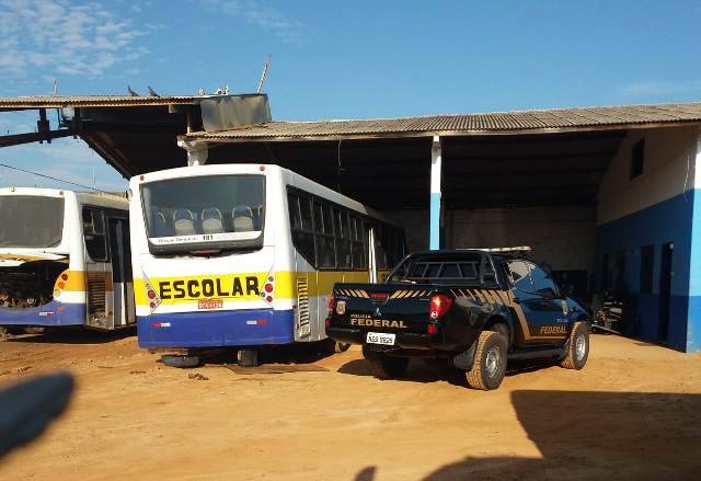 Polícia Federal prende dois por fraudes em licitação de transporte escolar e faz buscas em duas empresas