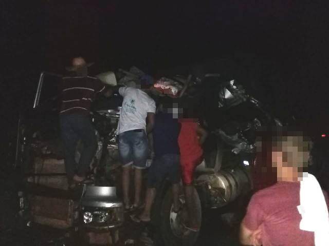Após provocar acidente que causou a morte de colega e deixou jovem ferida, caminhoneiro abandona carreta na BR 364