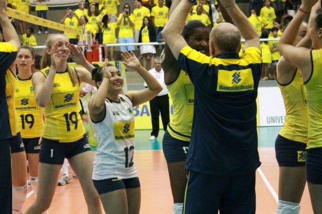 Única estrangeira na competição, atleta de Cerejeiras é destaque em campeonato universitário de vôlei nos Estados Unidos