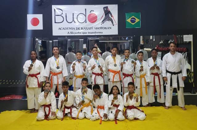 Atletas de Cerejeiras ganham 29 medalhas em campeonato de karatê e atingem quase 100% de vitórias na disputa