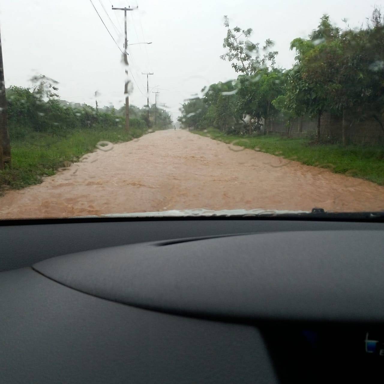 ASSISTA VÍDEO: temporal provoca alagamentos e destruição, causa “treta” entre vizinhas e vira caso de polícia