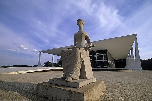DEU NA FOLHA DE SÃO PAULO: FICHA LIMPA SÓ VAI VALER PARA PRÓXIMA ELEIÇÃO
