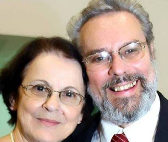 Com bom humor e sabedoria, pastor pioneiro estreia coluna na FOLHA e chama atenção para “aviso do fabricante”