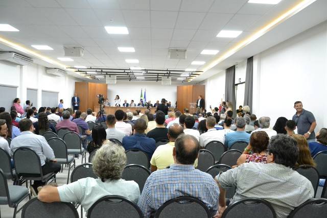 Em audiência, chacareiro entrega talões a deputados para provar que Energisa elevou conta de luz de R$ 300 para R$ 2 mil