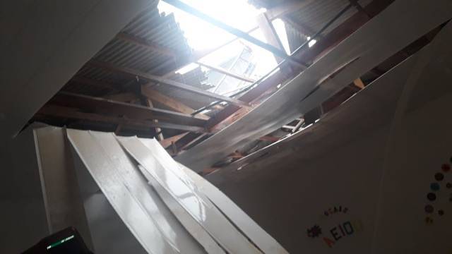 Vendaval acompanhado de forte tempestade joga tenda sobre telhado de creche e atinge casas em cidade do Cone Sul