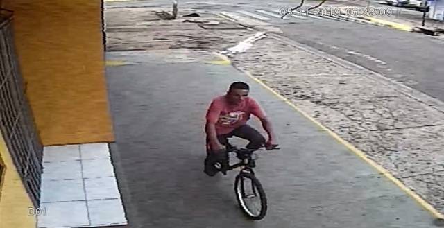 Advogado aciona polícia e mostra imagens de ladrão furtando sua bicicleta no centro da cidade