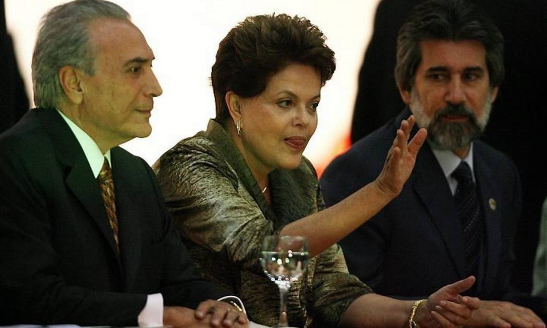 Polícia Federal pediu prisões da ex-presidenta Dilma e do ex-senador Valdir Raupp; ministro do STF negou