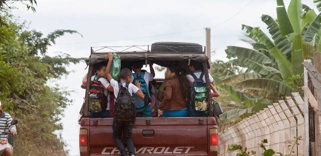 Contratado pra transportar alunos em van é flagrado usando picape e veículo é apreendido em Chupinguaia