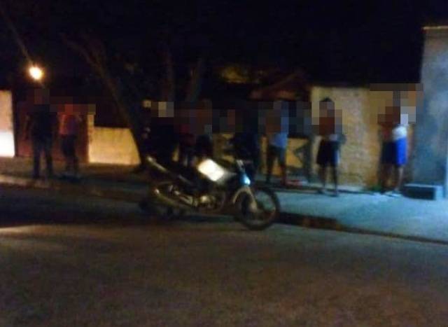 Ao ver esposa sendo assaltada, homem atropela bandidos; marginais reagiram a tiros antes de fugir
