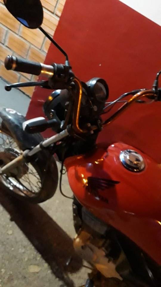Rapaz de 19 anos tem moto atingida por carro que invadiu a preferencial; motorista fugiu após provocar o acidente