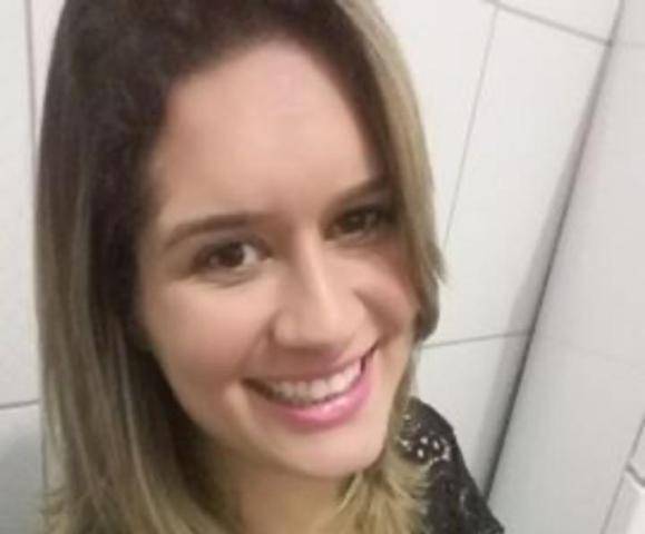 Mulher com criança em garupa de moto atinge cones de sinalização em avenida, sofre queda e perde memória