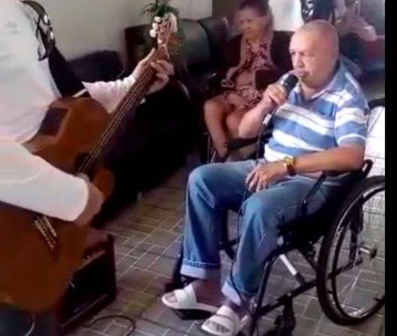 EMOCIONEM-SE: conheça a história do idoso que viralizou em vídeo, cantando sucesso sertanejo em cadeira de rodas