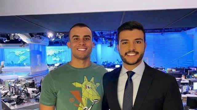 Primeiro âncora assumidamente gay a apresentar Jornal Nacional leva namorado militar de Rondônia a estúdio da Globo