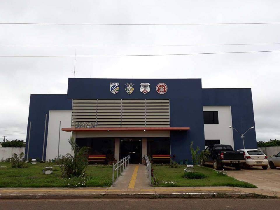 Polícia prende pedreiro por dirigir bêbado e, na delegacia, descobre que ele também havia cometido violência doméstica