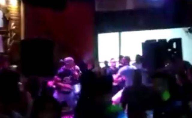 VEJA VÍDEO: em Estado vizinho, cantor é agredido durante show, após ironizar Palmeiras por não ter Mundial