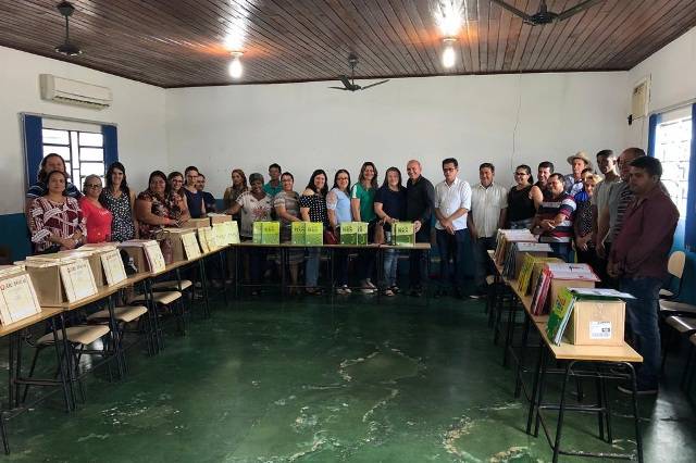 Deputado Ezequiel Neiva entrega materiais do Projeto Musicando em Colorado do Oeste
