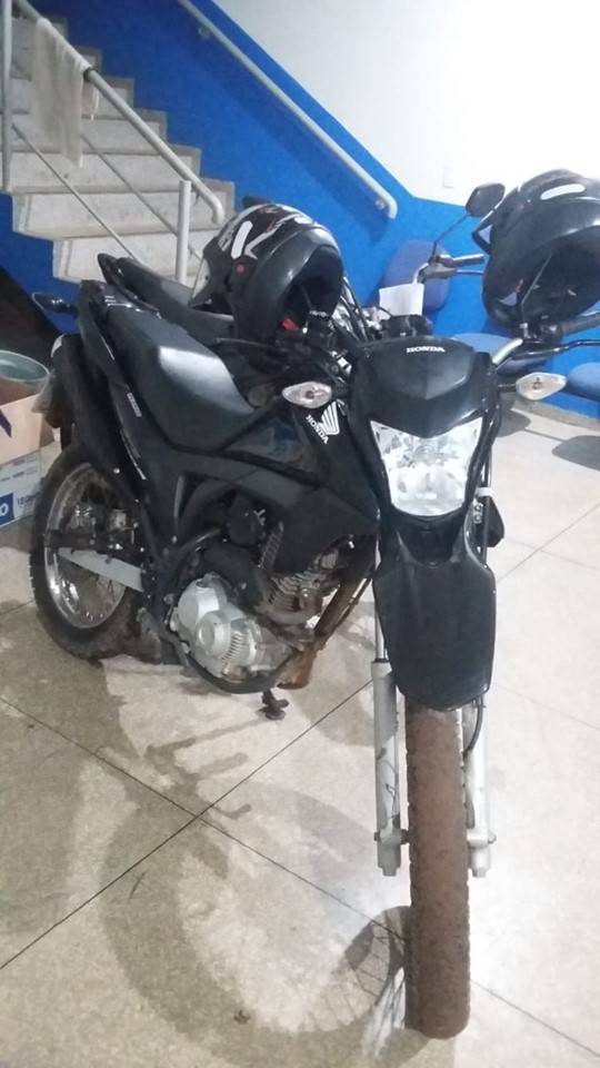 Ao ameaçar mulher com arma, ladrão diz que está roubando moto “por encomenda”; veículo é recuperado no mesmo dia