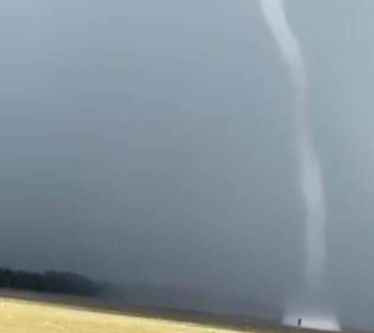 ASSISTA EM VÍDEO FENÔMENO RARO DA NATUREZA: tromba d’água atinge rio em vila de Rondônia