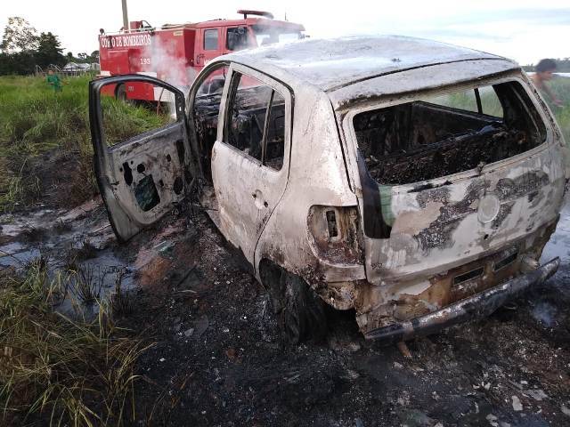 Completamente bêbado, homem incendeia o próprio carro; após ser preso diz não saber porque fez isso