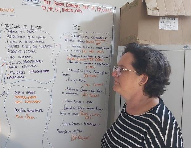 Diretora da melhor escola de Rondônia pede demissão após ter que acionar polícia e pagar passagens de alunos