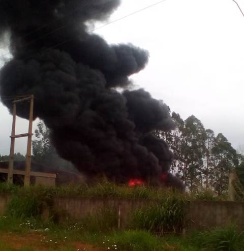 Limpeza em pátio de empresa termina com pneus queimados, mobilizando Bombeiros e Polícia Ambiental