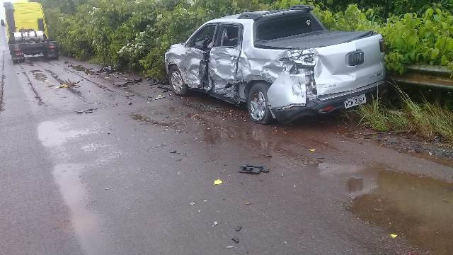 Com esposa e neta a bordo, produtor rural de Corumbiara tem caminhonete atingida por carreta de Vilhena em rodovia