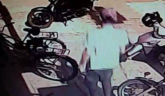 ASSISTA: câmera de monitoramento pode ajudar a identificar rapaz que furtou bicicleta de adolescente